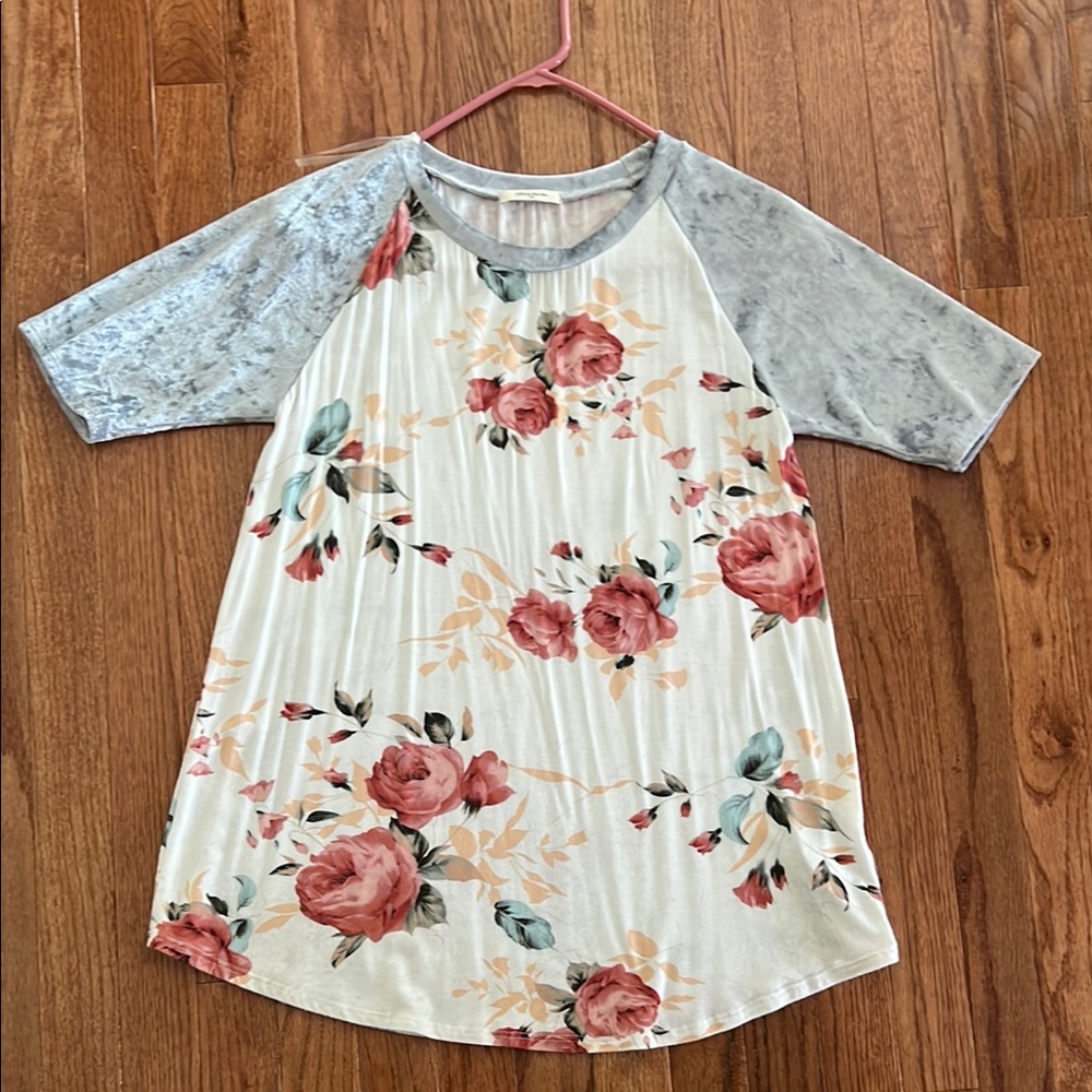 12 pm by Mon Ami Floral With Velvet Sleeves Short Sleeve Blouse Women’s Large
